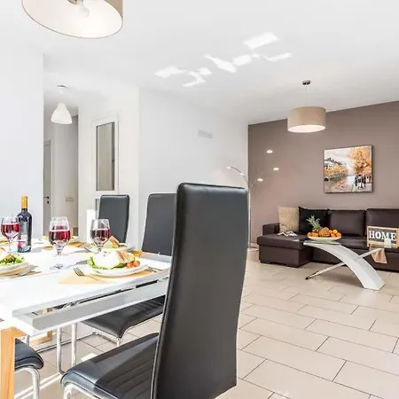 Villa Playa De Fanabe Sleeps 8 With Pool Air Con And Wifi *